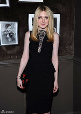 高清组图：达科塔-范宁黑色礼服亮相俏丽可人