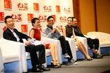 组图：《大上海》主创亮相新加坡 周润发搞笑全场