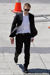 组图：罗伯特-帕丁森现身片场 黑装帅气似保镖