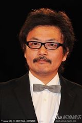 组图：《庸才》首映 堂富美蓝裙可爱臀部似鸡尾