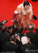 幻灯：《法外之徒》首映 谢丽尔侧面“露肉”秀身材