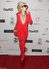 高清组图：Lady Gaga红装亮相真空上阵秀乳沟