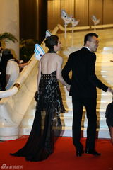 群星闪耀嫣然基金晚宴 王菲旗袍装与李亚鹏恩爱