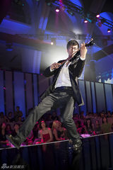 组图：张鲁一小提琴秀写真显艺术家气质