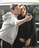 组图：Gaga全新彩妆亮相 长发披肩鼻环抢镜