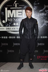 高清组图：李克勤复古西装亮相 蔡加赞同场比帅