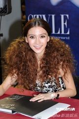 高清图：AngelaBaby出席签名会否认写真集抄袭日模
