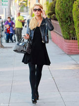 高清组图：帕丽斯-希尔顿街拍LOOK夹克搭配黑裙