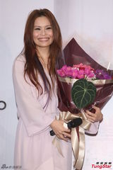 组图：周蕙粉裙亮相气质优雅 现场洒泪否认整形