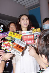 高清图：黎姿产后出院心情大好 女儿名字由老公决定