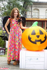 组图：梁心颐发新专辑草地开唱变身精灵