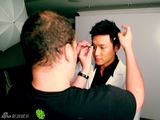 组图：陆毅拍大片化身制表师 白色造型个性十足