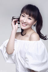 组图：郑亦桐纯美写真曝光 露香肩大玩衬衫诱惑