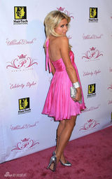 幻灯图集：帕丽斯-希尔顿携男友亮相 车中亲昵