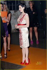 组图：脱衣舞娘中空连衣裙赴派对 品美酒大秀豪乳