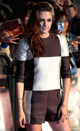 组图：暮光女独撑东京《暮4》首映 连体裤秀美腿