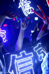 组图：信北京个唱火力全开 秀胸肌被男嘉宾吻手