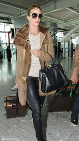 组图：罗茜-汉丁顿-惠特莉街拍皮草背心保暖