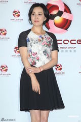 组图：舒淇中空装被指美胸缩水 与刘嘉玲竞艳