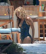 组图：碧昂斯携女庭院玩耍 举摄像机与狗仔互拍