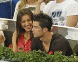 组图：C罗与超模女友沙伊克网球赛恩爱吃手指