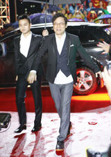 组图：最强音雨中走红毯 章子怡透视装心情靓