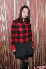 组图：黄子华新剧结局自掏腰包请客 热拥徐子珊