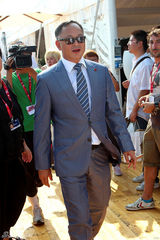 组图：杜琪峰笑傲威尼斯 黑超遮面派头十足