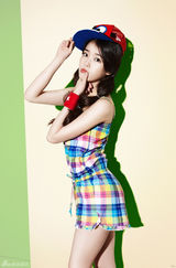 高清图：韩星IU热裤秀美腿 嘟嘴变灵动兔女郎