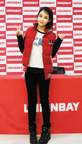 组图：韩星IU举办粉丝签名会 SBS《人气歌谣》夺冠