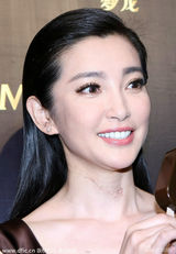 组图：李冰冰站台手捂胸口 脖颈处现红色伤痕