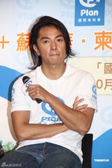 组图：郑伊健与蒙嘉慧无造人计划 助养柬埔寨小孩