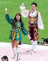 组图：刘在锡朴明秀等担任足球比赛啦啦队