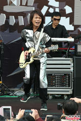 组图：伍佰冒冷风开唱 上百歌迷同欢