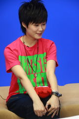 高清组图：李宇春做客聊新专辑 表情丰富尽情搞怪