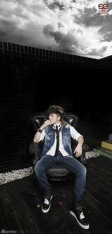 组图：王栎鑫写真变身牛仔痞客帅气可爱