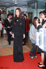 组图：乐基儿现身揭幕礼 黑色大透背装抢镜