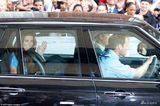 组图：凯特王妃威廉王子抱皇家新生儿亮相