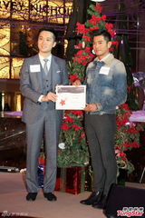 组图：郭富城享受秀肌肉 单身圣诞节与妈妈度过