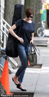 组图：安妮-海瑟薇背吉他现身片场文艺范十足