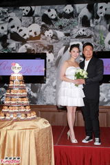 组图：香港艺人钱嘉乐汤盈盈结婚 接吻秀对戒