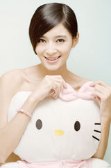 组图：王媛可拍清新写真妩媚秀香肩