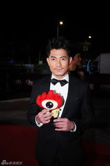 高清图：《最爱》剧组亮相 章子怡妩媚蒋雯丽知性