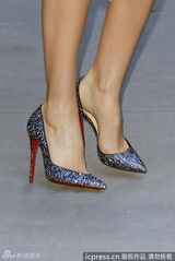 组图：米兰达-可儿白色透视礼服亮相 性感迷人