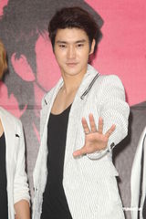 组图：SJ-M台北签唱会 兄弟情深互喂台湾小吃