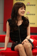 幻灯组图：张娜拉做客新浪 大波浪卷发倍增女人味