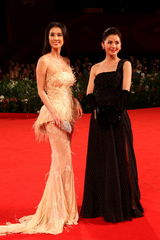 高清图：电影《白蛇传说》威尼斯电影节首映红毯