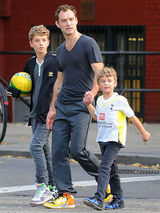 幻灯：洛佩兹出席《就是这样》首映 休杰克曼搞慈善