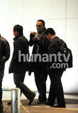 高清图：谢霆锋手术病愈后显消瘦 与父亲谢贤共同抵京