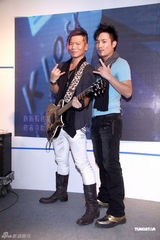 组图：范逸臣阿龙组酷爱乐团 为站台炒气氛